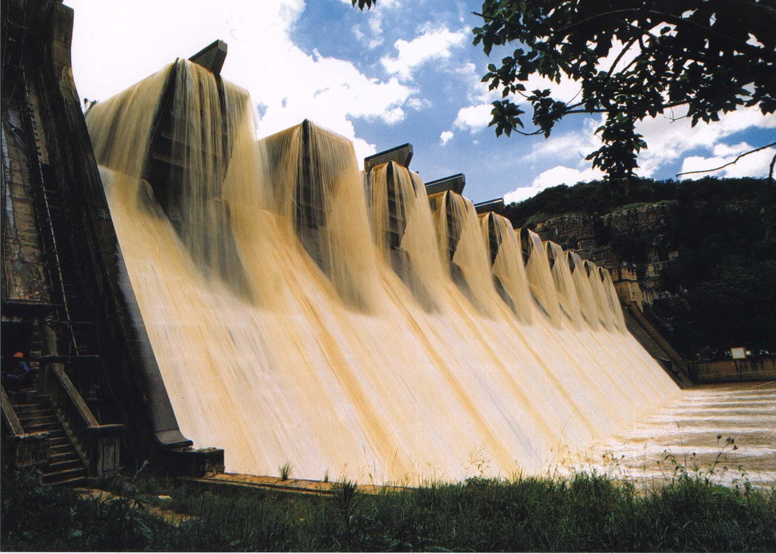 Water spilling over the wall of Shongweni Dam